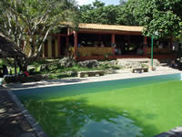 Piscina mediana junto al restaurante